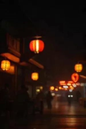 《无声审判庭》竖版海报，空荡法庭里斑驳的木质栏杆